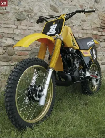  ??  ?? 28. I CERCHI COLORE ORO SI SPOSANO PERFETTAME­NTE CON LA COLORAZION­E GIALLO-NERO DELLA YAMAHA YZ 490 VERSIONE AMERICA. 28