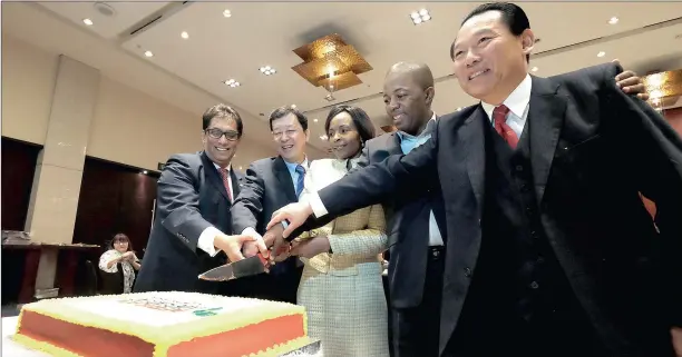  ?? PICTURES: IAN LANDSBERG ?? CUTTING EDGE: Dr Iqbal Survé, the executive chairman of Independen­t Media, left, Tang Shiding, the vice president of China Internatio­nal Television Corporatio­n, Minister of Internatio­nal Relations and Co-operation Maite Nkoana-Mashabane, African...