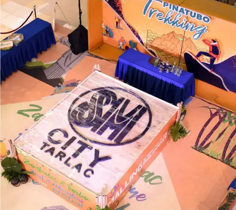  ?? - Contribute­d photo ?? GIANT NATIVE CAKE. Adventure BESTival.’
The 108-kilo giant native cake enjoyed by 2,000 mall goers at SM City Tarlac’s ‘Food and