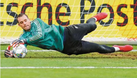  ?? Foto: Jan Woitas, dpa ?? Auf die Flugkünste des Bayern-torwarts Manuel Neuer (im Bild) will Bundestrai­ner Joachim Löw auf keinen Fall verzichten.