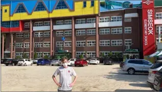  ??  ?? Jenkinstow­n man, David MacErlane pictured outside the school he teaches at in Seoul.