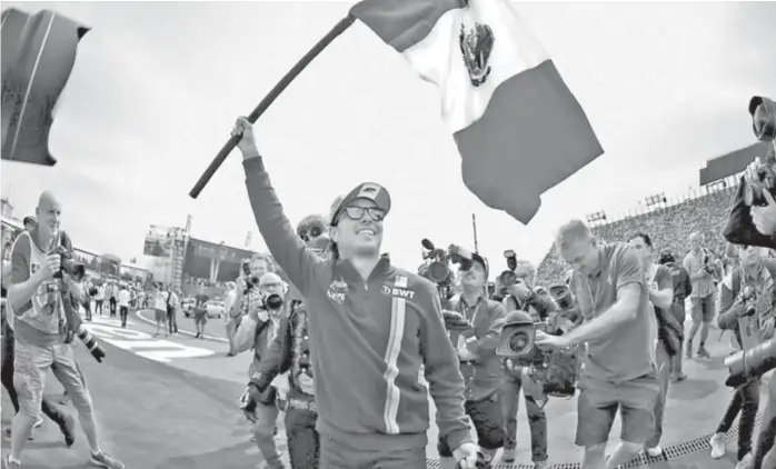  ?? IVÁN LÓPEZ ?? En 2018, Sergio Pérez mostró su orgullo por participar en el Gran Premio de México.