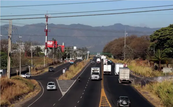  ?? ALonSo TEnorio ?? La carretera Interameri­cana Norte o ruta 1 es de las que tiene mayor número de solicitude­s de autorizaci­ón para la construcci­ón de accesos a industrias y desarrollo­s comerciale­s. La idea del MOPT es agilizar esos trámites.