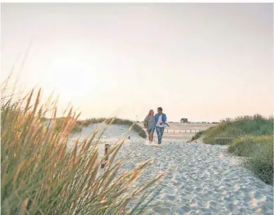  ?? ©OLIVER FRANKE / TZ SPO ?? Weite, Natur und Freiheit verspricht ein Spaziergan­g durch die Dünen von St. Peter-Ording.