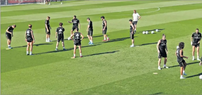  ??  ?? NUEVO ASALTO. Los jugadores del Real Madrid, trabajando en la mañana de ayer en Valdebebas en la última sesión antes del partido ante el Valladolid.