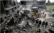  ?? ADEL HANA / ASSOCIATED PRESS ?? Palestinia­ns search for survivors after an Israeli airstrike on a residentia­l building of the Yaghi family in Deir al Balah, Gaza Strip, Friday.