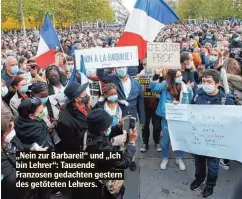  ??  ?? „Nein zur Barbarei!“und „Ich bin Lehrer“: Tausende Franzosen gedachten gestern des getöteten Lehrers.