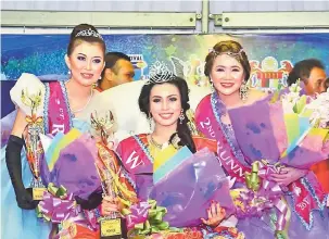  ??  ?? RATU BENAK 2016: Joyce (tengah), Percyliana (kanan) dan Dionna (kiri) dinobatkan sebagai Ratu Pelanconga­n Benak Sri Aman 2016 malam kelmarin.