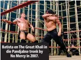  ??  ?? Batista en The Great Khali in die Pandjabse tronk by No Mercy in 2007.