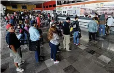  ??  ?? Desamparad­os. A pesar de los riesgos que corren los viajeros, las líneas de autobuses que operan en la Central Camionera se niegan a brindar seguridad a los pasajeros.