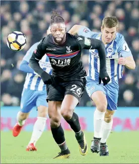  ??  ?? Glenn Murray, delantero de Brighton, salió beneficiad­o por el debut del videoarbit­raje en el futbol inglés cuando empujó el balón sobre la raya con la rodilla, asegurando la victoria 2-1 de su club ante Crystal Palace en la Copa FA. A tres minutos del...