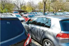  ?? Foto: Silvio Wyszengrad (Archivbild) ?? Die Zahl der Autos in Augsburg steigt weiter, trotz Stagnation bei der Einwohner‰ zahl.