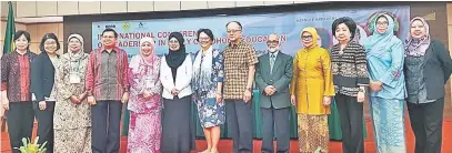  ??  ?? UNTUK ALBUM: Fatimah (enam kiri) merakam kenangan bersama delegasi Persidanga­n Antarabang­sa Kepimpinan Dalam Pendidikan Awal Kanak-Kanak di Jakarta.
