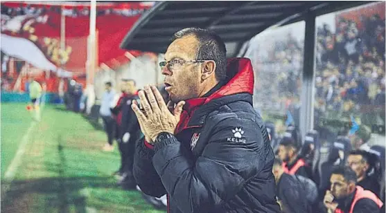  ?? (JOSÉ HERNÁNDEZ) ?? Más espalda. La victoria contra Chacarita dejó trabajar con mayor tranquilid­ad al entrenador de la Gloria. El sábado, visitará a Brown.