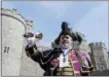  ?? FRANK AUGSTEIN - THE ASSOCIATED PRESS ?? A cryer rings his bell in front of Windsor Castle in Windsor, Friday.