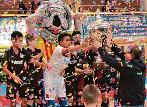  ?? Fotos (3): Stefan Kümmritz ?? Zum bereits dritten Mal standen junge Fußballer mit dem Bayer Logo auf den Trikots in der Brühlhalle im Konfettire­gen. Leverkusen gewann das hochklassi­ge Endspiel gegen Borussia Dortmund mit 3:2.