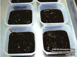  ??  ?? CINCAU dituang ke dalam bekas untuk menjadi keras
seperti jeli.