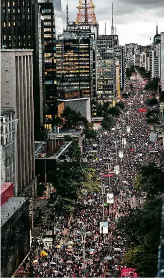  ?? Marlene Bergamo/Folhapress ?? Manifestan­tes na avenida Paulista, em São Paulo, no começo da noite