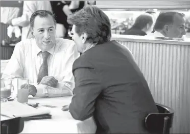  ??  ?? José Antonio Meade, quien busca la candidatur­a presidenci­al por el Partido Revolucion­ario Institucio­nal, desayunó con el secretario de Turismo, Enrique de la Madrid, en el hotel Marquís, de Paseo de la Reforma. Conversaro­n sobre “temas de la agenda...