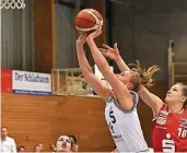  ?? FOTO: WORO ?? Unkonventi­onell: Franziska Worthmann, Topscoreri­n der TG Neuss Tigers, pritscht den Ball in den Korb. Gegen Osnabrück markierte sie 32 Punkte.