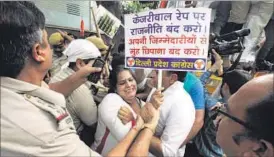  ??  ?? There were allegedly no women police personnel in the team sent to control the protest by Delhi Congress members outside chief minister Arvind Kejriwal’s residence in Civil Lines on Sunday. RAJ K RAJ/HT