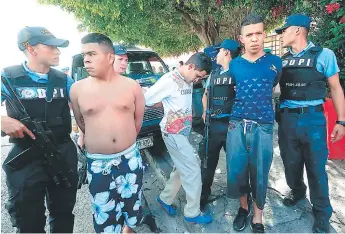  ?? FOTOS: ESTALIN IRÍAS ?? Los detenidos adujeron ser miembros de la pandilla 18, pero negaron haber quemado vehículos.