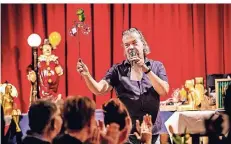  ?? RP-FOTO: ANNE ORTHEN ?? Kabarettis­t Manes Meckenstoc­k versucht, den Preis für eine Krötenwand­erung in die Höhe zu treiben.