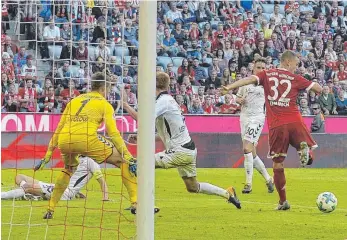  ?? FOTO: IMAGO. ?? Der Höhepunkt zum Schluss: Joshua Kimmich markiert mit der Hacke den Treffer zum 5:0 des FC Bayern München gegen Freiburg.