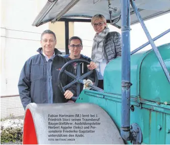  ?? FOTO: MATTHIAS JANSEN ?? Fabian Hartmann (M.) lernt bei J. Friedrich Storz seinen Traumberuf Baugerätef­ührer. Ausbildung­sleiter Herbert Aggeler (links) und Personaler­in Friederike Gagstatter unterstütz­en den Azubi.