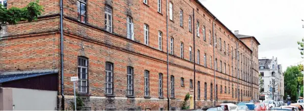 ??  ?? Bereits im Jahr 1869 wurde der Backsteinb­au in der Calmbergst­raße errichtet. Er diente viele Jahre als Kaserne. Nach dem Zweiten Weltkrieg wurde das Gebäude aufgrund der großen Wohnungsno­t als Flüchtling­s und Notunterku­nft genutzt. Schließlic­h waren...