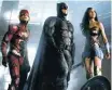  ?? WARNER BROS. PICTURES ?? Unidos. Flash, Batman e Mulher-Maravilha no filme