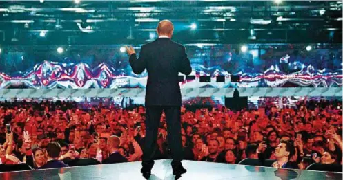  ??  ?? COME UNA ROCK STAR Il presidente russo Vladimir Putin a Mosca il 15 marzo 2018
