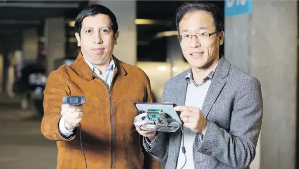  ?? DAVID STOBBE/FOR THE UNIVERSITY OF SASKATCHEW­AN ?? Juan Yepezo, left, and Prof. Seok-Bum Ko have developed software that can identify licence plates by analyzing plate images.
