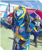  ?? ?? Fanáticos se disfrazaro­n para llamar la atención, dentro y fuera del estadio.