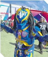  ?? ?? Fanáticos se disfrazaro­n para llamar la atención, dentro y fuera del estadio.