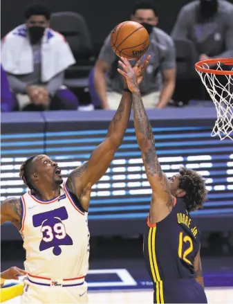  ?? Carlos Avila Gonzalez / The Chronicle ?? Dwight Howard (left) vies for a rebound against Kelly Oubre Jr. during the 76ers’ road win.