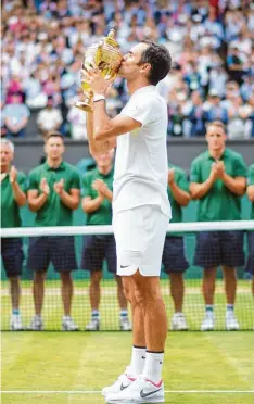  ?? Foto Imago/PanoramiC: ?? Mit seinem achten Wimbledons­ieg ist Roger Federer am Sonntag endgültig zu einer Tennislege­nde geworden.