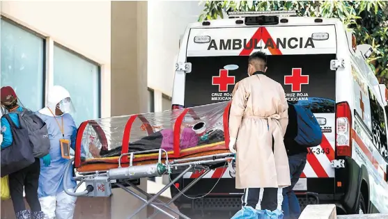  ?? JESÚS QUINTANAR ?? Una mujer es ingresada al Hospital General de la colonia Doctores en Ciudad de México.