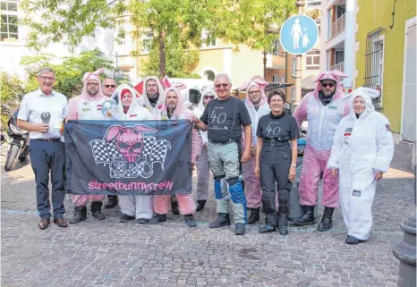  ?? FOTO: STADT TUTTLINGEN ?? Fackelüber­gabe: OB Michael Beck mit Manfred Hintermeis­ter sowie Vertretern der „ Streetbunn­ies“und der Radlergrup­pe.