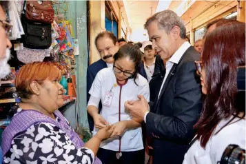  ??  ?? La primera jornada del plan se realizó en el Mercado de San Juan de Aragón, en la delegación Gustavo A. Madero, donde el jefe de Gobierno, Miguel Ángel Mancera, dijo que buscarán que el programa abarque todos los centros de abasto.