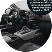  ??  ?? El interior adopta un nuevo diseño mucho más atractivo y llegará a los próximos modelos de la marca. La versión híbrida enchufable llegará en 2020.