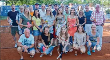  ?? Foto: Reinhold Radloff ?? Viel Spaß hatten die Mannschaft­en aus dem Landkreis Süden beim Tennis Städteturn­ier des TSV Königsbrun­n anlässlich des 50. Geburtstag­s der Abteilung, der groß gefeiert wurde.