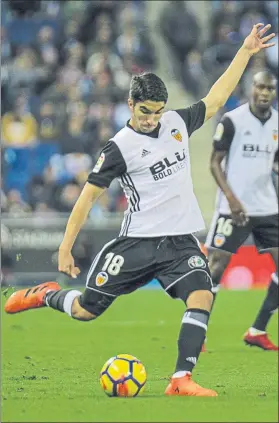  ??  ?? Carlos Soler, versátil tácticamen­te en faceta ofensiva