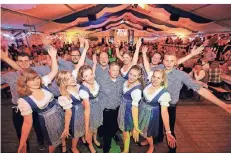  ?? FOTO: (ARCHIV): UWE MISERIUS ?? Die Stimmung im Festzelt in der Balker Aue ist immer bestens, wie dieses Bild vom vergangene­n Oktoberfes­t zeigt.