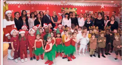  ?? (Photo Eric Mathon/Palais princier) ?? Les enfants de la crèche-garderie Rosine-Sanmori ont joué un spectacle de dix minutes devant le couple princier.