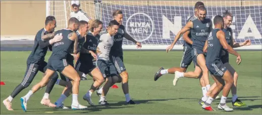  ??  ?? Los jugadores del Madrid se entrenaron ayer por la mañana en la Ciudad Deportiva. El buen ambiente dominó la sesión preparator­ia.