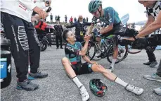  ?? FOTO: FABIO FERRARI/AFP ?? Jubel über Boras zweiten Tagessieg beim Giro: Emanuel Buchmann (re.) gratuliert Jai Hindley zum Gewinn der neunten Etappe.
