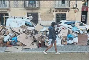  ?? PERE DURAN / NORD MEDIA ?? Una de las calles céntricas, donde se acumulaban desechos