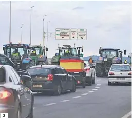  ?? JAVIER FLORES ?? 2 2. Tractores bloquean las salidas hacia Sevilla, Algeciras y San Pedro Alcántara en Ronda.