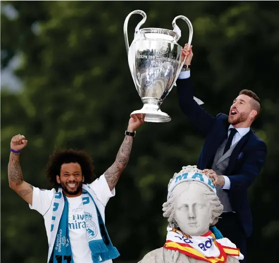  ?? Bild: FRANCISCO SECO ?? Real Madrids Marcelo och Sergio Ramos fick fira med bucklan efter förra säsongens Champions League.